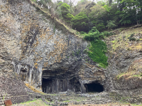 玄武洞。玄武岩の名前のもとになった、玄武岩は火山岩の一種で地球の表面で最も多く見られる岩石のひとつ。