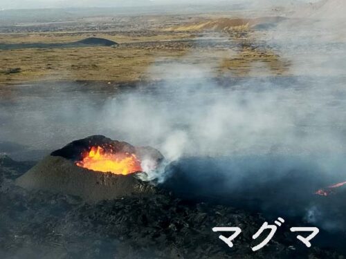 キラウエア火山。火口にマグマが見えている。