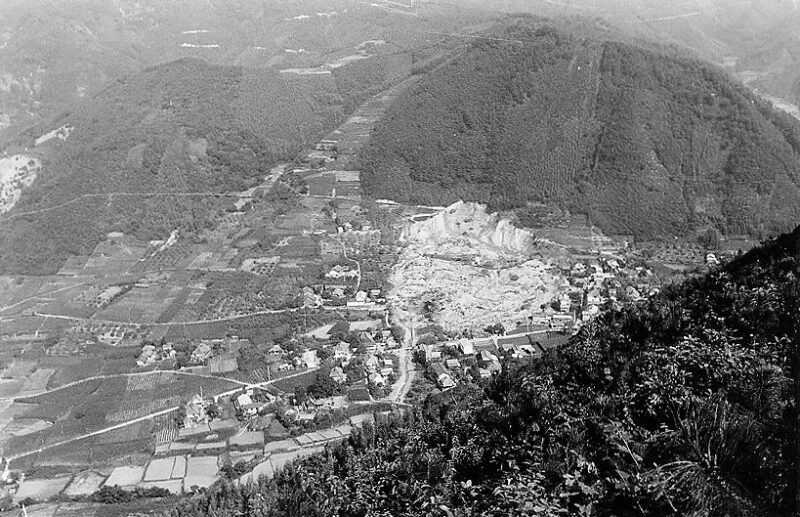 松代群発地震　崖崩れ