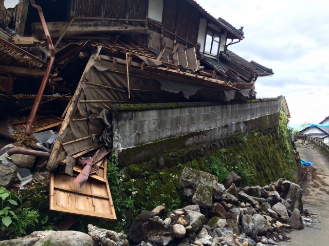 西原村の家屋の倒壊