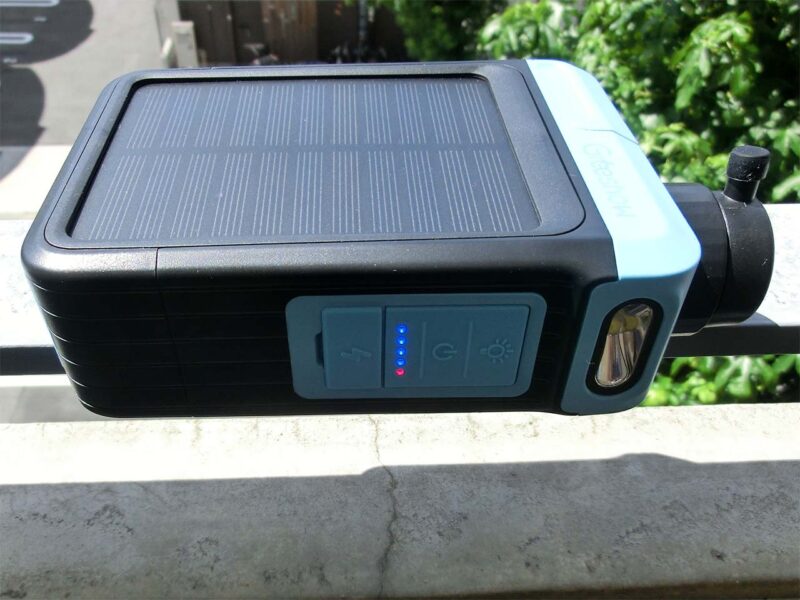 GS-2909 太陽光での充電中